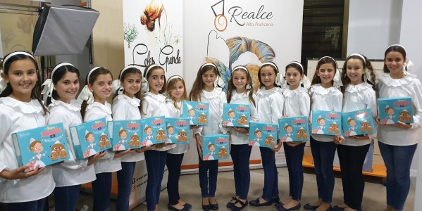 Carla García Pérez Fallera Mayor infantil de Valencia 2020 y su corte de Honor, visitan Realce para ver el color de sus mallas y rodetes.