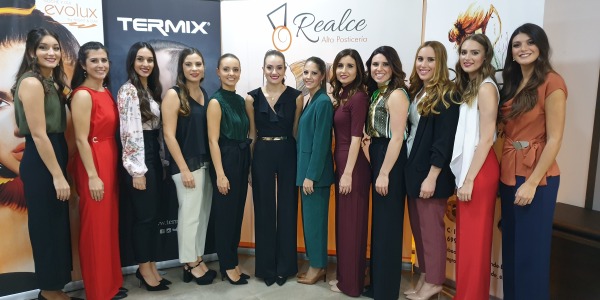 Consuelo Llobell Fallera Mayor de Valencia 2020 y su corte de honor. Asisten a taller de cuidado capilar y asesoría de imagen.