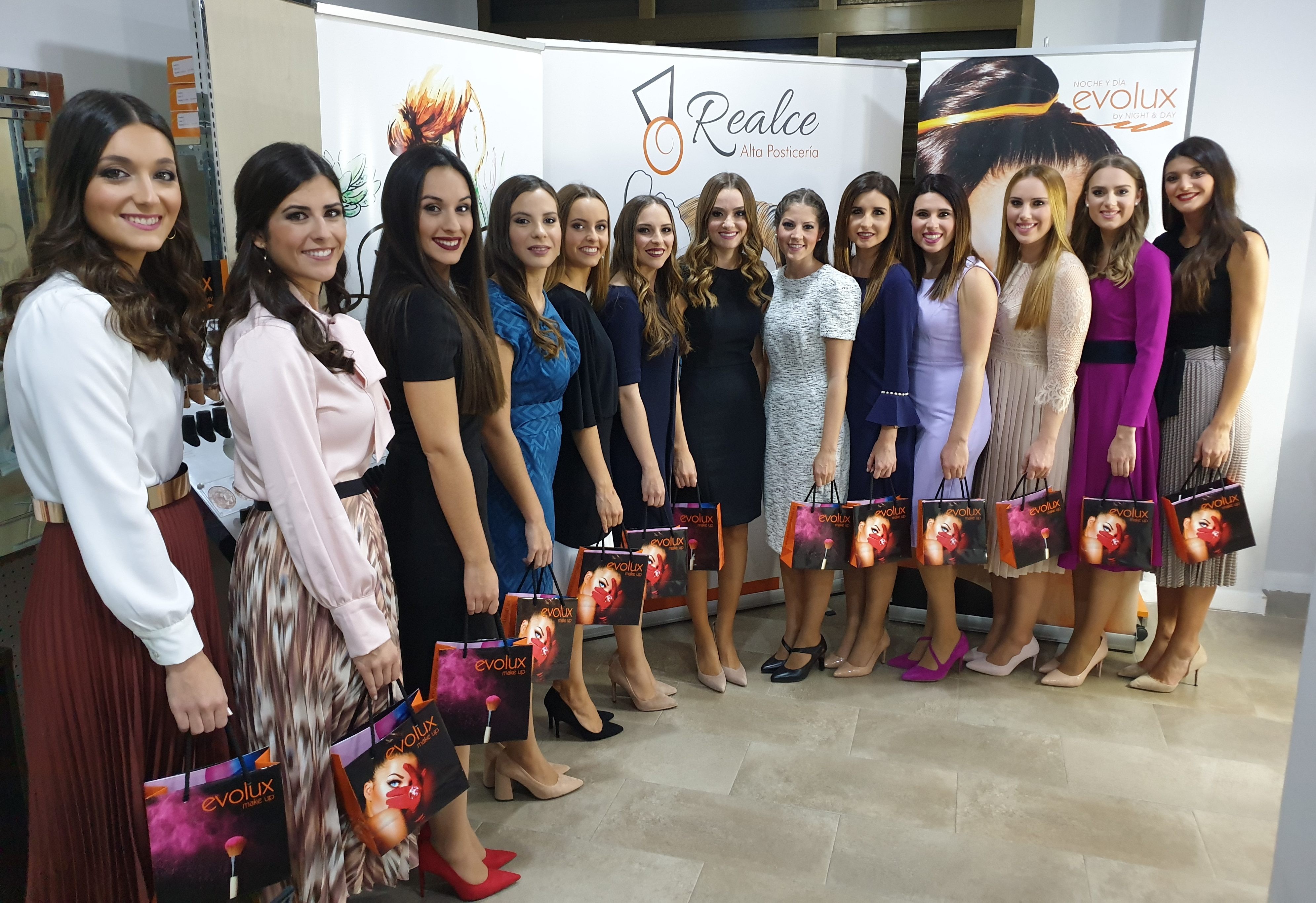 Consuelo Llobell Fallera Mayor de Valencia 2020 y su corte de honor en Realce Curso de auto-maquillaje.